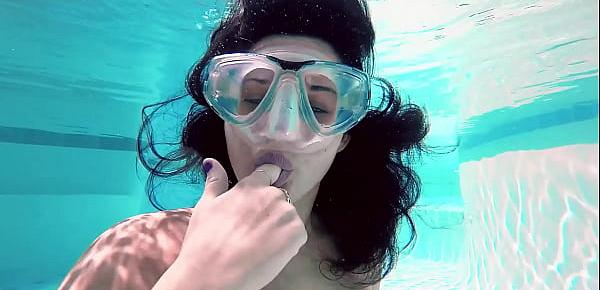  Brita Piskova masturbates underwater in the swimming pool
